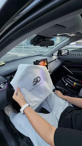 This carbon fiber steering wheel cover is so cool! It fits all car models! #cars #carupgrade #Tiktokshopstockup #steeringwheel #steeringwheelcover 