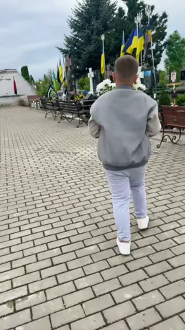 Татові, що став Янголом Ти був відважним, сильним, щирим, Тебе немає… серце плаче. Та ти живеш у наших снах, У кожній зірці, в кожнім промені, В любові, що у серці нашім є  @Dima  Ти став крилатим охоронцем, Що береже наш рідний дім. Ми пам’ятатимем, татусю, І назавжди пишатимемось тим, Що ти для нас — Герой єдиний, Що ти за нас віддав усе. А ми тебе нестимем в серці, Допоки серце це живе. Лиш пам’ять про тебе не згасне ніколи У наших серцях. Любимо, пам’ятаємо, сумуємо… 