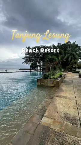 🌊 Hidden gem di Pandeglang yang masih jarang diketahui banyak orang! Kalau lagi cari tempat staycation dengan suasana tenang, view pantai langsung, dan cocok buat healing dari hiruk pikuk kota, Tanjung Beach Resort wajib masuk wishlist kamu. 🤍 Bangun pagi ditemani suara ombak, sore menikmati sunset di tepi pantai, malamnya quality time bareng keluarga, pasangan, atau sahabat jadi makin berkesan. Cocok buat staycation, gathering, family trip, sampai acara kantor dengan suasana pantai yang nyaman dan bikin betah. 📍 Tanjung Beach Resort, Pandeglang, Banten Untuk harga dan promo terbaru, cek langsung lewat tag lokasi di TikTok, biasanya lebih hemat! ✨ #tanjunglesung #tanjunglesungresort #promoliburan #beachresort #pandeglangbanten @TANJUNG LESUNG 