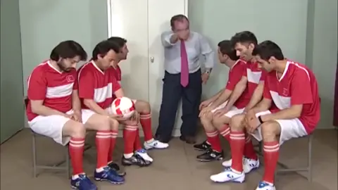 Dünya Kupası grubundan tek gol bile atamadan elenen A Milli Takımımızın kupaya veda etmesinin ardından, Levent Kırca’nın 'Olacak O Kadar' programındaki Fatih Terim skeçi sosyal medyada gündem oldu.