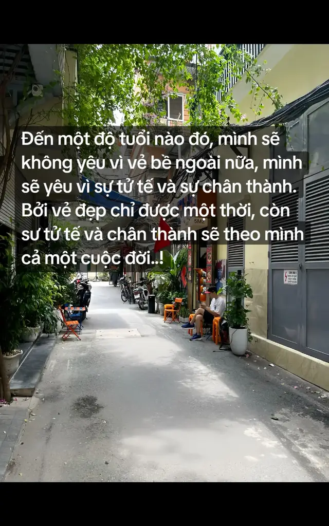 Đến một độ tuổi nào đó, mình sẽ không yêu vì vẻ bề ngoài nữa, mình sẽ yêu vì sự tử tế và sự chân thành. Bởi vẻ đẹp chỉ được một thời, còn sư tử tế và chân thành sẽ theo mình cả một cuộc đời..!