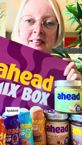 COLLABORATION COMMERCIALE Vous allez adorer cette découverte 🍫✨ Aujourd'hui je vous présente @ahead® la marque qui a enfin trouvé la formule parfaite : toute la gourmandise, avec bien moins de sucre. Et croyez-moi, on ne fait aucun compromis sur le goût 🙌 J'ai reçu trois de leurs produits bestseller et je vous explique tout 👇 🍫 LE COFFRET BARRES FOURRÉES Noisettes, noisettes blanches, pistache… Ces barres c'est croustillant dehors, fondant dedans, avec jusqu'à 84 % de sucre en moins¹ par rapport à un produit similaire. Et pourtant le plaisir est bien là, intense et généreux. ✅ Sans sucres ajoutés ✅ Source de protéines 🥜 LES PÂTES À TARTINER Trois saveurs disponibles : noisette/choco, noisette blanche et pistache. Texture crémeuse, goût intense, et beaucoup moins de sucre qu'une pâte à tartiner classique. Au petit-déjeuner, au goûter ou dans mes recettes… c'est devenu un incontournable chez moi 😍 ☕ LES SIROPS BARISTA 0 sucre. 0 calorie. Et 4 saveurs irrésistibles : noisette, vanille, caramel et pumpkin spice. Ils s'ajoutent facilement à votre café, latte ou n'importe quelle boisson. Ma routine café du matin a changé de niveau 🤍 Et en ce moment c'est LE moment pour tester : ✨ -15 % sur tout le site 📦 Frais de port offerts avec mon code : AVIS Le lien est en bio 🔗 urlr.me/G8aEfC ahead-nutrition.com/fr-fr ¹ Par rapport à un produit similaire avec sucres ajoutés. #ahead #moinsdesucre #gourmandise #sanssucresajoutes #foodaddict