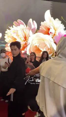 Lãnh Thanh chủ động chào hỏi Võ Điền Gia Huy tại DMC fashion show ss26  #kenhquaysao #DMCbyDoManhCuong #DMCFashionShowss26 #VoDienGiaHuy #LanhThanh 