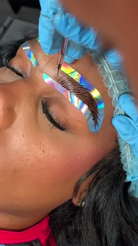 My creative juices have been flowing lately... One of my favorite things about brows is having the freedom to create. This set is a Lamination X Stain, but with a twist! I used stain to create soft, natural-looking hairstrokes for added depth and dimension. 💙