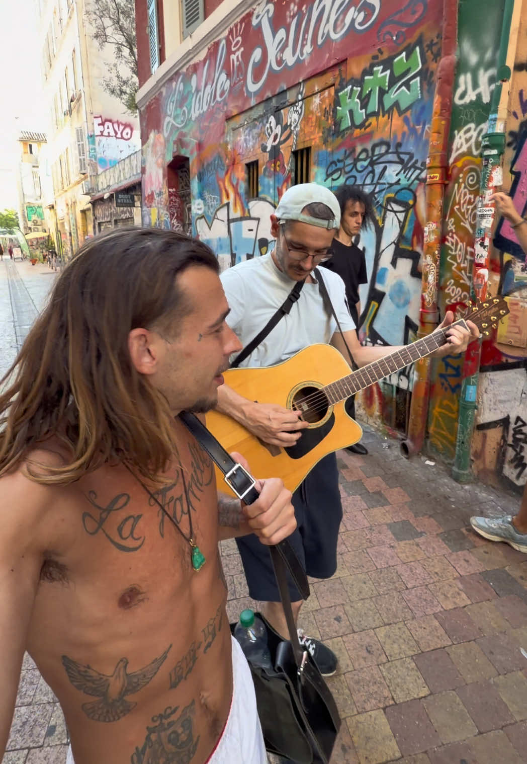 Version acoustique de Ma life dans les rues de Marseille le son sera disponible le 26 dans mon premier projet « Petit garçon long voyage » Merci au big @Link22.03 a la guitare pour la perf ! Soyez au rendez-vous la miff ! #marseille #freestylerap #guitare 