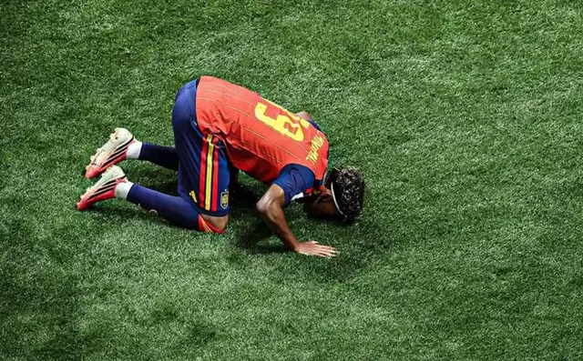 Lamine Yamal praying after his first World Cup goal 🥹 It took just 10 minutes into his first-career WC start to get it!