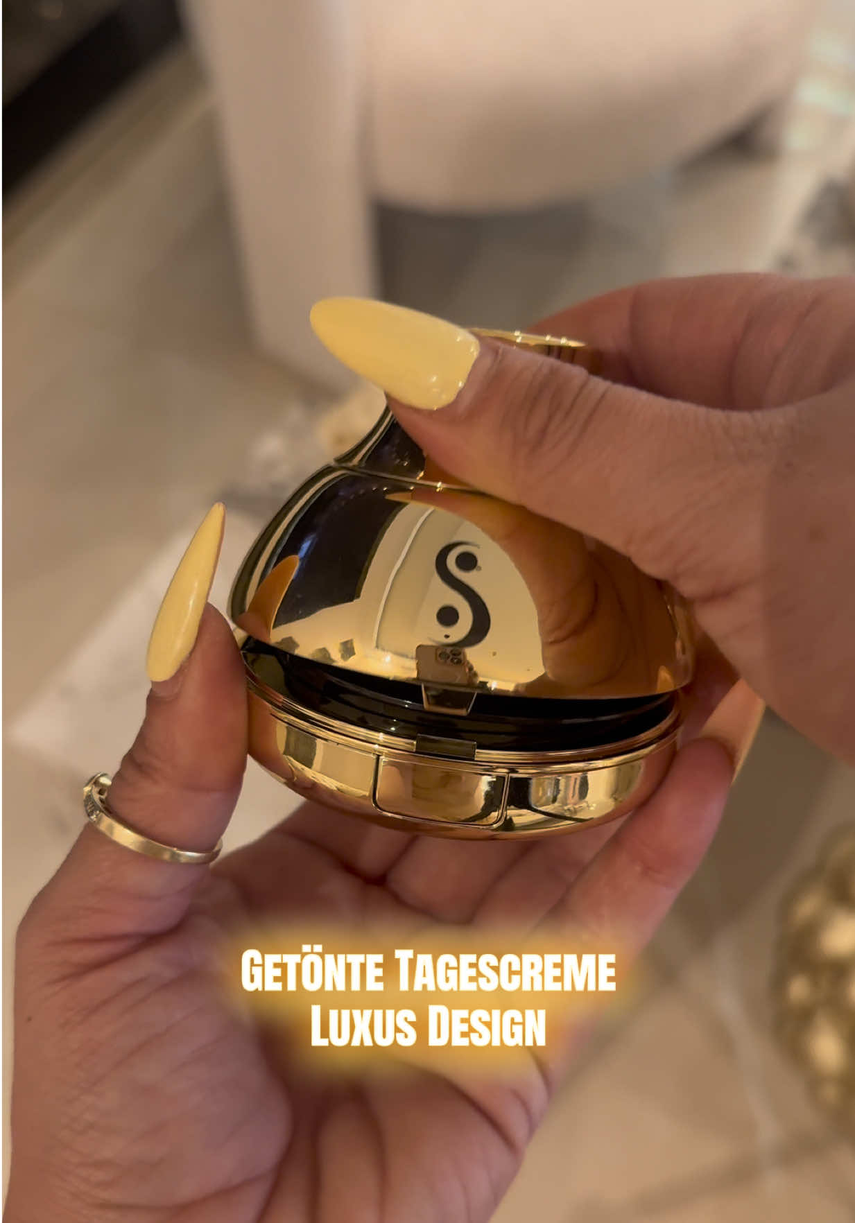 Frischer Teint überall ✨ Spiegel + Intergrierter Applikator . Der perfekte Farbton durch die Mikroperlentechnologie, passt sich automatisch jeden Hautton an, für ein natürliches, ebenmäßiges seidiges Finish✨ #getöntetagescreme #luxus #skincareroutines #dealsfürdich #sommerdeals