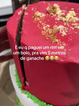 😭😭😭o bolo estava lindo por fora, impecável, um trabalho super bem feito com a pasta americana mais,  Não me julguem, não entendo e não sou especialista em bolos. O bolo estava bem pesado, com uma grande quantidade de isopor e ganache. Fora q dentro estava muito seco. Pedi assistência, acho q ela não gostou, mais mesmo assim ela falou que o bolo todo tinha 1cm de ganache e que o bolo estava esfarelando por conta da forma que a gente cortou. (Eu fiquei triste pois queria que as pessoas aproveitassem mais o bolo do que o ganache)