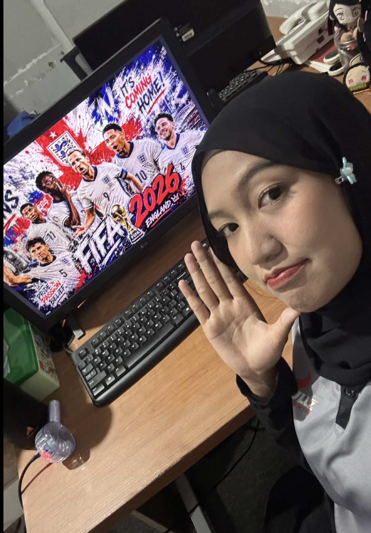tumbuh dikeluarga cewe sendiri dr semua sodara cowo, wlwpn besar sisi feminimnya msh tomboy jg wkwkw slm bertahun2 sm spanyol, tp untuk dipiala dunia 2026 ini jatuh ke england hihi! Semoga tahun ini jadi tahunnya Three Lions🫶🏻✨ kalian dukung negara mana nih? hihi @FIFA @FIFA World Cup @World cup 2026  #worldcup #worldcup2026 #england #arsenal #fotball 
