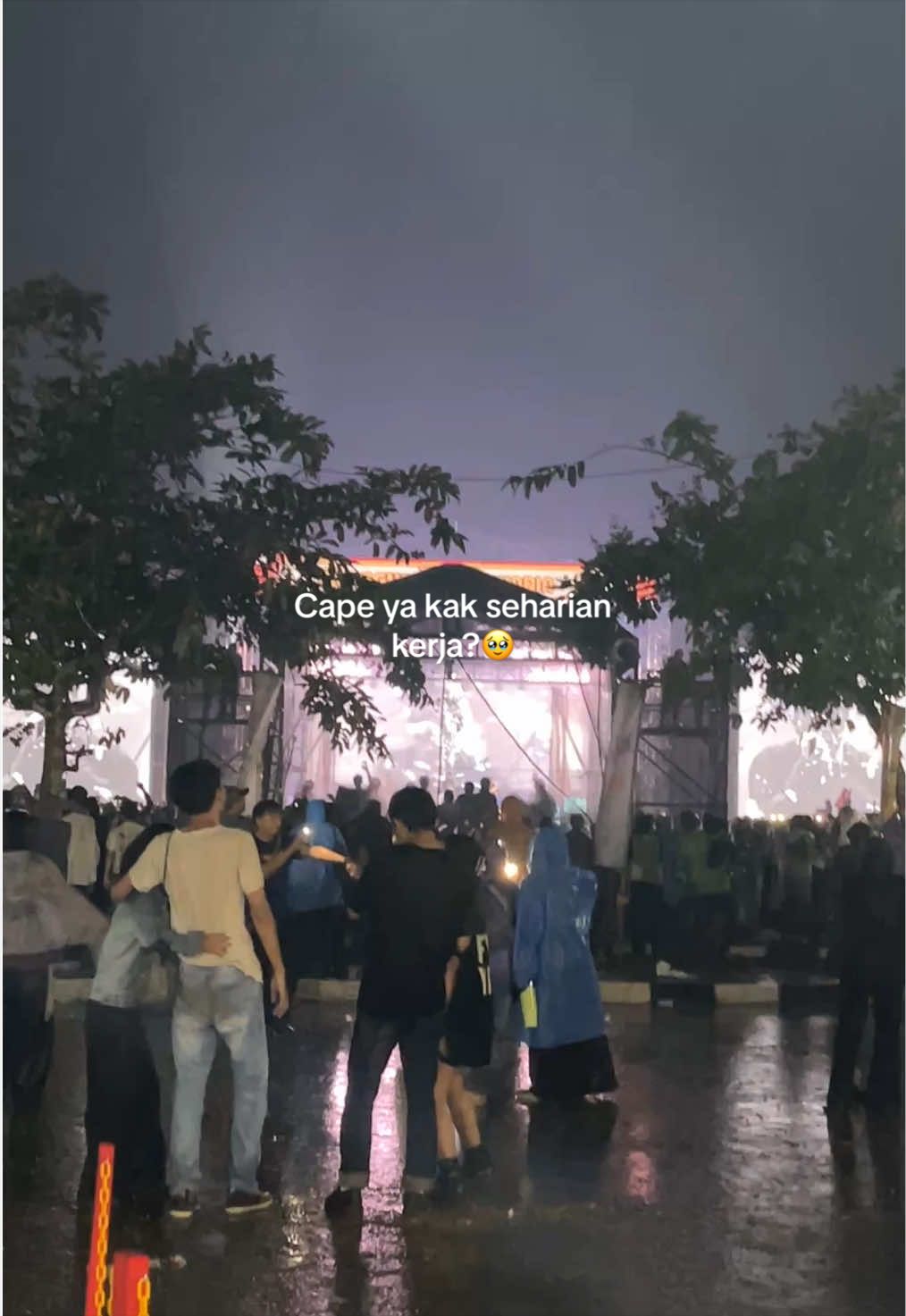 Cape ya kak seharian kerja?🥹#pestabebasberselancar2026 #teamhindia #konser #hindia 