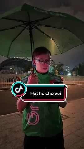 Mưa gió mà “đạo diễn hình ảnh” bắt phải hát, bảo là nó mới điện ảnh. Chứ Phúc thấy điện giựt nhiều hơn 🤣🤣🤣#grabcophuc  #hathochovui #trend #viral #vaycuoierik 