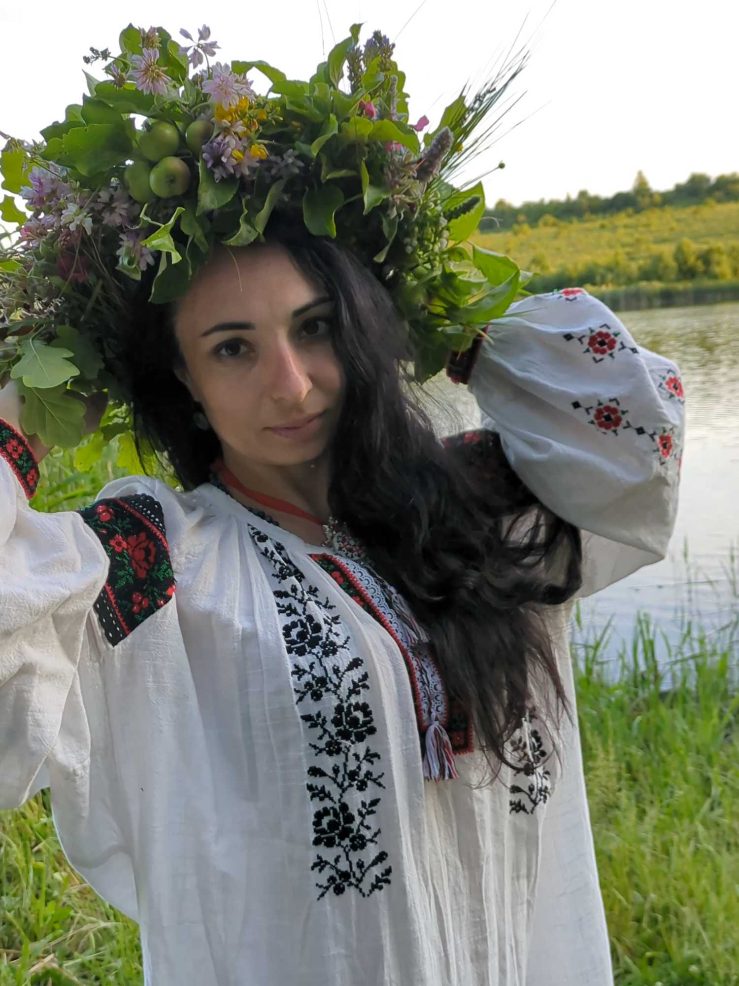 🌿 ЩО РОБИЛИ НА ДРУГИЙ ДЕНЬ ПІСЛЯ КУПАЛА? Купальська ніч завершувалася, але обряди тривали й наступного дня. 🌾 Залишки купальського деревця та вінків не викидали. Їх розкладали на городах для доброго врожаю, а також чіпляли в хлівах і курниках як оберіг для худоби та птиці. 🛠 Саме після Купала в багатьох місцевостях починалася активна косовиця. Люди виходили на сінокоси, варили спільні обіди та працювали гуртом. 💦 У деяких регіонах хлопці й далі обливали дівчат водою, продовжуючи купальські залицяння та обряди очищення. 🎶 А ще після Купала остаточно завершувався весняний обрядовий цикл — веснянки замовкали, поступаючись літнім пісням. Так магічна купальська ніч переходила у звичайне життя, а її оберегова сила мала працювати на добробут родини й господарства протягом усього року.#діанаантоняк #головнийубір #купала #купальськітрадиції #купальськийвінок