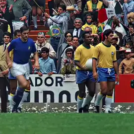Pelé no solo jugó, dio cátedra ⚽🏆🇧🇷 21/06/1970. El día que Pelé firmó su obra maestra 👑 Final del Mundial México 70: Brasil 4-1 Italia. El partido que se llevó la Jules Rimet para siempre. Y Pelé fue el protagonista total: ⚽ 18’: Se cuelga en el aire y mete un cabezazo imposible. Burgnich, que lo marcaba, dijo: “Saltamos juntos… cuando yo caí, él seguía en el aire”. 🎯 71’: Asistencia quirúrgica a Jairzinho pal 3-1. Con ese gol, Jairzinho logró algo único: anotar en todos los partidos de un Mundial siendo campeón. 🥇 🧠 86’: La jugada que define el “jogo bonito”. 9 toques, 29 segundos de magia. Pelé recibe en la frontal, amaga el tiro, pausa… y sin mirar le sirve el pase a Carlos Alberto. 4-1. Game over. 🔥 Ese Mundial fue su despedida en plenitud. Su 3ª Copa del Mundo. Nadie más lo ha hecho, siendo el único tricampeón mundialista. Por eso México 70 no es “el Mundial de Brasil”. Es “la Copa de Pelé” 🇧🇷.  ¿Sabías que él mismo dijo que fue el momento más feliz de su vida? 🥹💪🏻⚽🇧🇷🏆x3 #Selecao  #FIFAWorldCup  #Pelé  #parati #foryou 