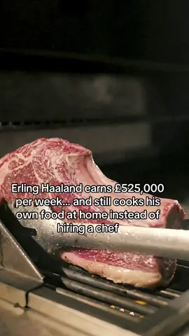 Erling Haaland earns £525,000 per week… and still cooks his own food at home instead of hiring a chef Money didn’t change him. Respect 🫡 @Erling Haaland #erlinghaaland #cook #football #fyp #viralvideo 