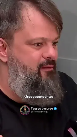 Mama África é casada, cristã e conservadora. 