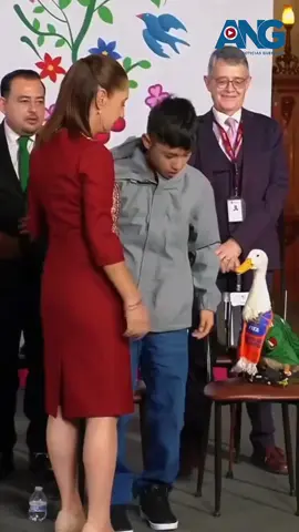 🦆 Merlín no se dejó apapachar y sorprendió a la Presidenta.  Lo que parecía un encuentro amistoso terminó en un momento tanto inesperado como divertido. La presidenta Claudia Sheinbaum se acercó a saludar al pato Merlín y este le respondió con un intento de mordida.