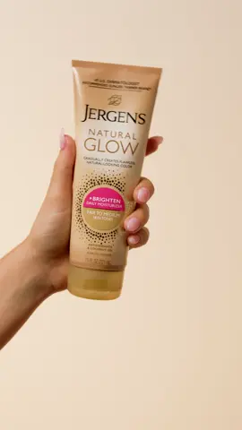 Glowing on the go… What, like it’s hard? ✨ Pick up Jergens Natural Glow Daily Moisturizer at @CVSPharmacy and never glow back ☀️