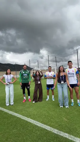 🤣😂 Cómo bailarines son… 🤣😂 David Ospina, James Rodríguez y Juanfer Quintero mostraron sus dotes para el baile y pasaron un momento divertido con sus familiares. ¿Qué tal lo hicieron? #HoyRespiroMundial