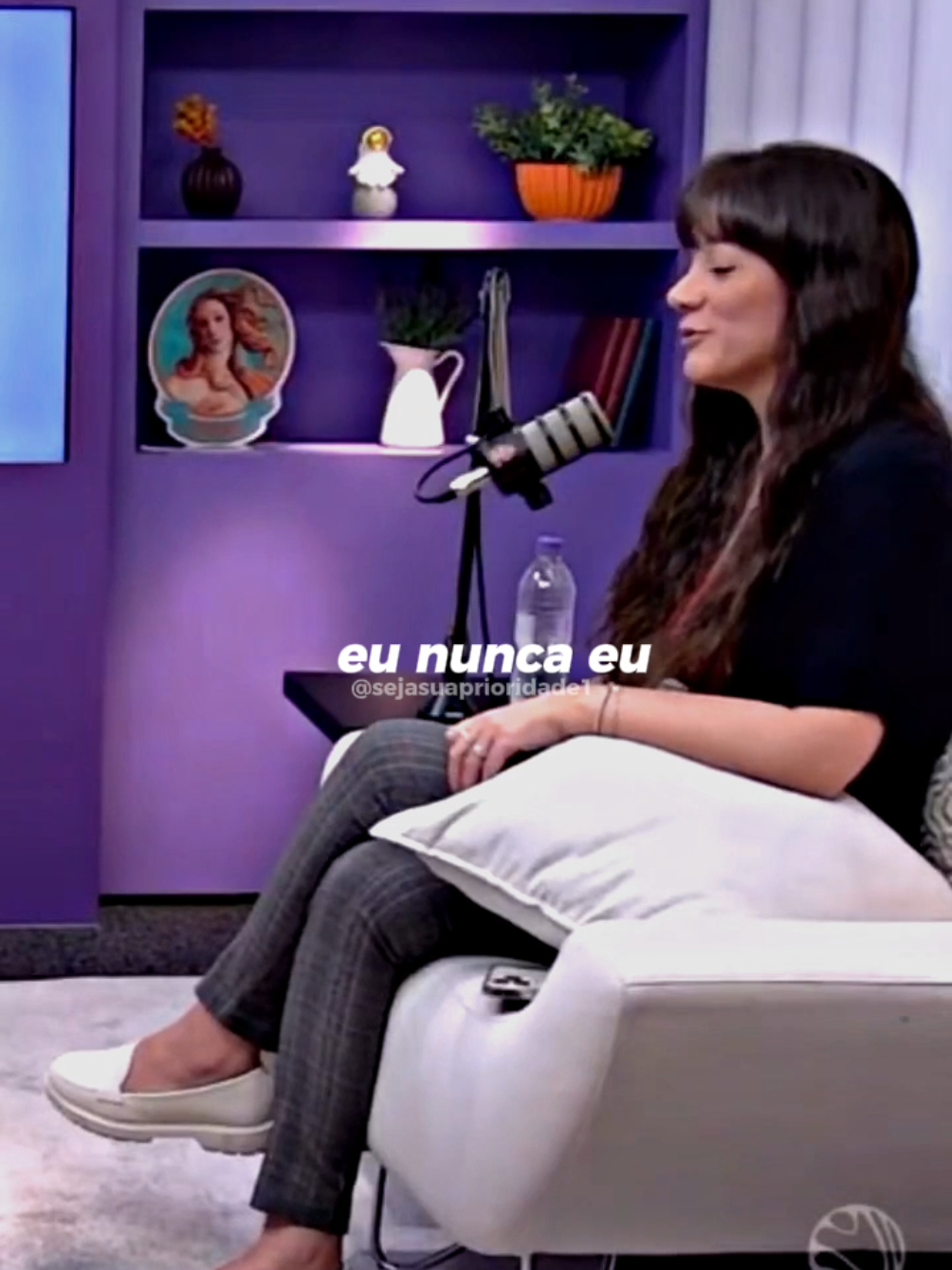 Existem pessoas que desistem na primeira dificuldade e existem pessoas que escolhem permanecer. Permanecer quando as coisas ficam difíceis, quando surgem os desafios, quando a fase não é das melhores. Essas pessoas entendem que relacionamentos, sejam eles de amizade, amor ou família, são construídos também nos dias de tempestade. Afinal, é fácil ficar quando tudo está bem. O verdadeiro valor de alguém aparece quando as circunstâncias deixam de ser favoráveis. Mas existe uma diferença importante entre permanecer e insistir sozinho. Lealdade é uma virtude, mas ela não pode se transformar em obrigação. Você pode oferecer presença, apoio, carinho e compromisso, mas não pode impor sua permanência a quem não deseja ficar. Nenhuma relação saudável é sustentada por uma única pessoa. Por mais bonito que seja não desistir de quem você ama, também é preciso entender quando o outro já desistiu de você. E talvez uma das experiências mais bonitas da vida seja encontrar alguém que tenha a mesma disposição de permanecer. Alguém que, assim como você, não fuja diante dos desafios, não desapareça quando as coisas complicam e não trate a relação como algo descartável. Quando duas pessoas escolhem ficar, mesmo nos dias difíceis, nasce algo raro. Porque o amor mais forte não é aquele que nunca enfrenta tempestades, mas aquele que encontra alguém disposto a atravessá-las ao seu lado. #Lealdade #Relacionamentos #AmorMaduro