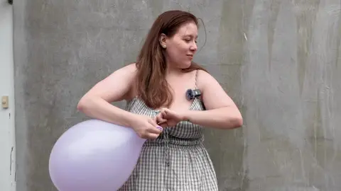 wanted to try something new but I dropped the balloon on a rock 😂🙄 #balloons #looner #inflatewithkate #balloonpop #loonergirl
