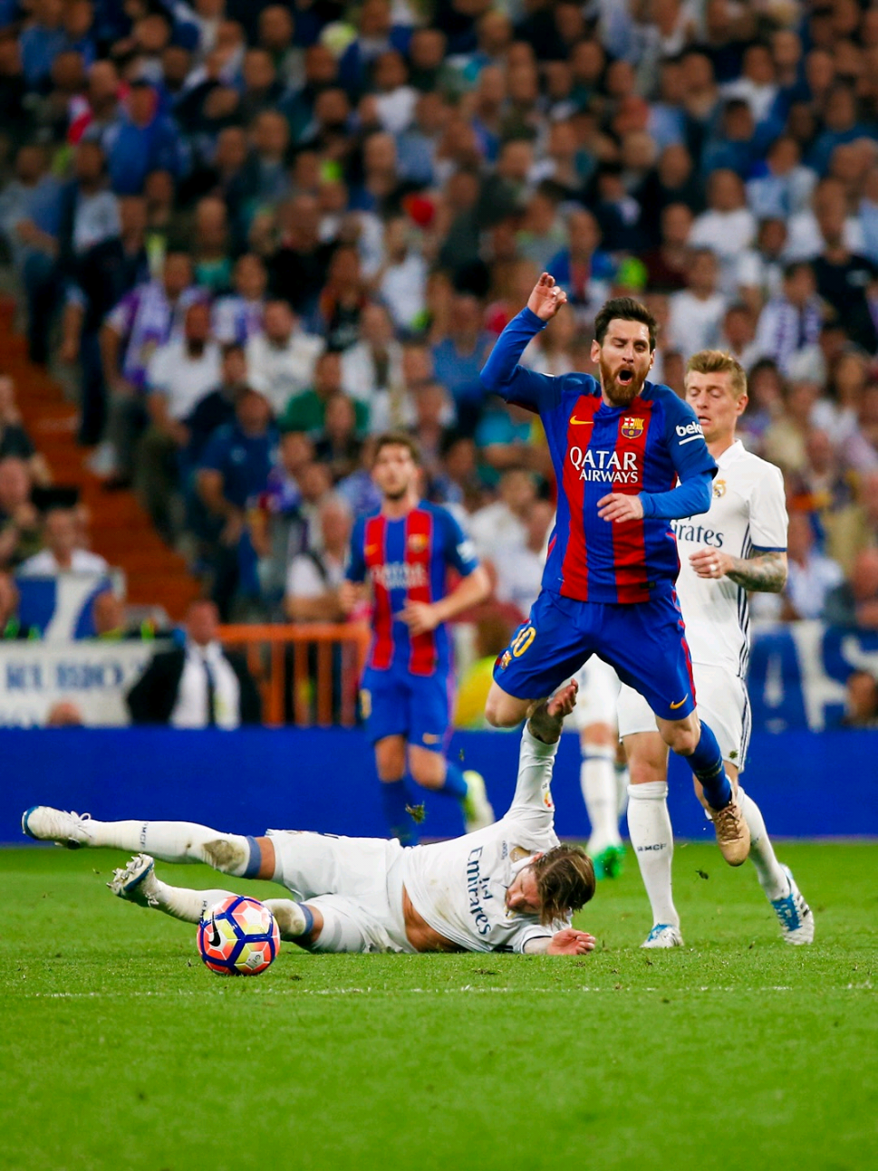 Messi vs Madrid defenders 😳🔥 #Messi #RealMadrid #Football #ElClasico #viral 