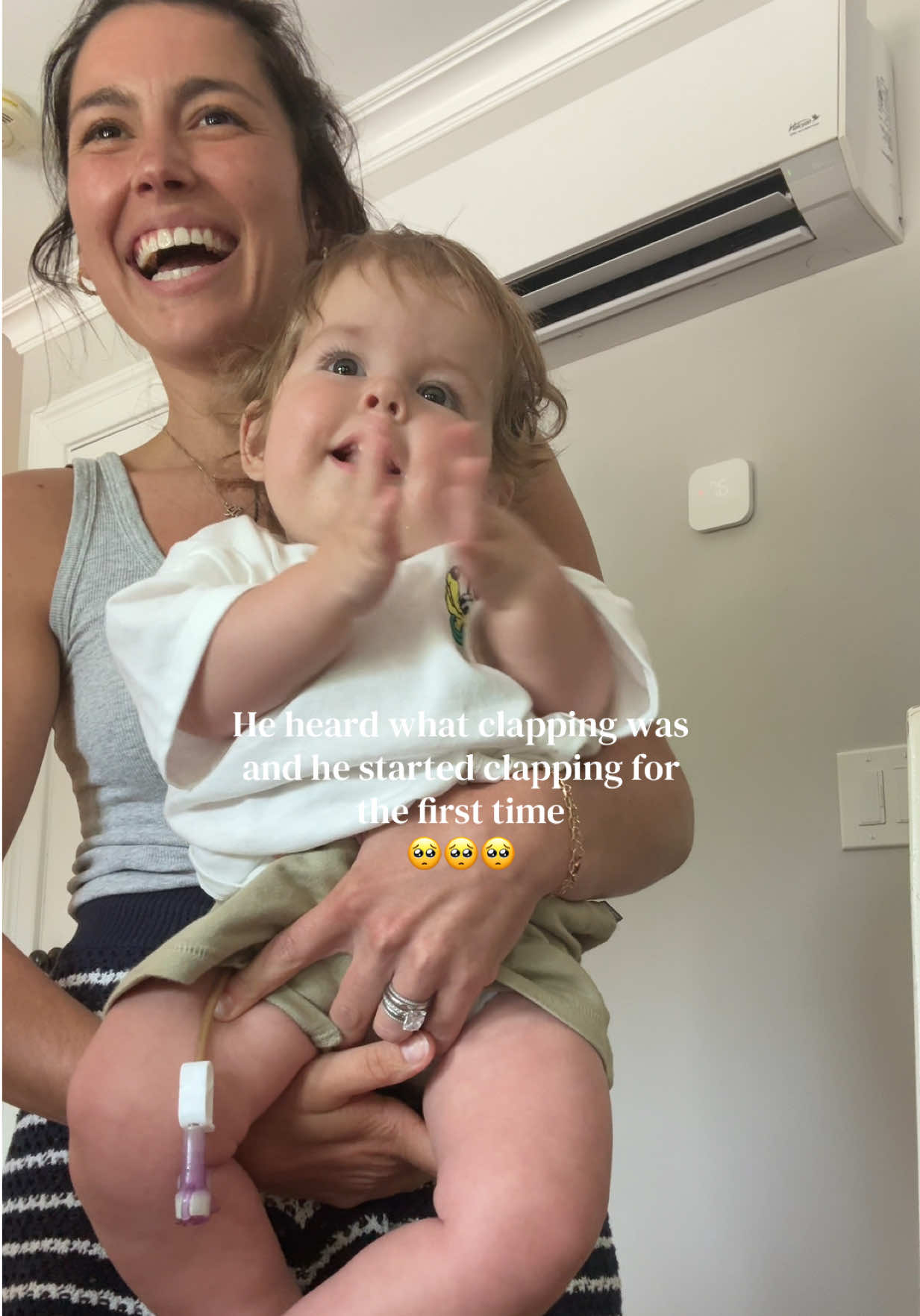 His new trick 🙂‍↔️🙂‍↔️ he lovesss to clap right now lol 🧡🧡  #fyp #MomsofTikTok #motherhood #dayinmylife #sahm 
