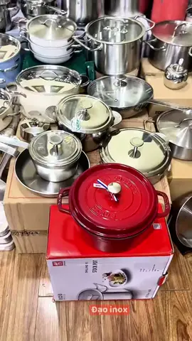 Nồi gang tráng men Staub La Cocotte của Zwilling chính hãng nhập khẩu từ Pháp  Công dụng: nấu canh, kho thịt cá, nướng đa năng  Chất liệu: Gang dẻo cao cấp chống nứt vỡ. Lớp men cứng an toàn chống chày xước và chống dính cao Sử dụng cho bếp từ, bếp gas, bếp hồng ngoại và các loại bếp khác  #daoinox #staub #Zwilling #staublacocotte  #reviewdogiadung