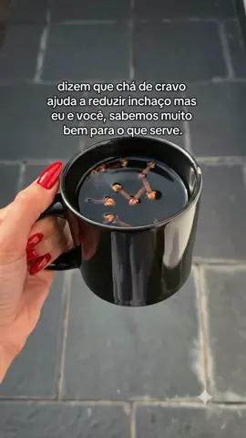 💰0 chá de cravo na magia atrai sucesso. Por seu magnetismo, é usado para elevar a autoconfiança, atrair dinheiro e abrir caminhos. Além de purificar a aura, e criar uma barreira contra energias densas. Tome esse chá e veja sua vida melhorar. 1. Ferva 500 ml de água. 2. Adicione 1 colher de sopa (cerca de 10 g) de cravos-da-índia secos. 3. Deixe ferver por cerca de 5 minutos. 4. Desligue, tampe a panela e deixe em infusão por mais 10 minutos. 5. Coe e beba em seguida (pode ser consumido até 3 vezes ao dia). Além disso tudo, auxilia a reduzir inchaço, cólica, dores de dente e de cabeça. Ajuda no desconforto por candidíase, faz bem para a pele, aumenta a libido. Obs: gestantes não podem tomar esse chá e quem usa anticoagulante também não pode pois o cravo pode afinar o sangue! 🩸 #chadecravo #espiritualidade #prosperidadefinanceira #macumba #protecaodivina 