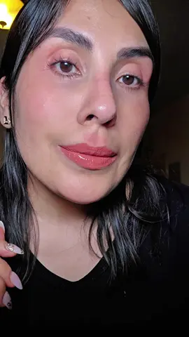 ¡Deja de gastar el doble de dinero buscando el combo de labios perfecto! Mira esto Siempre pasa lo mismo: usas un mate que te deja los labios secos como un desierto, o un gloss pegajoso que no dura nada y tienes que cargar con mil productos en el bolso Pues olvídate de eso. Este es el Laka Perfect Twin Lip en el tono 902 Busy Coral. Es un labial de doble punta: de un lado tienes un mate aterciopelado espectacular y del otro un brillo de espejo Primero aplicas el color mate que dura horas sin moverse, le das la vuelta, pones el glossy shine ¡y listo! Tienes unos labios hidratados, con volumen y un color coral precioso sin sensación pesada Escucha: ahora mismo tiene un 42% de descuento y viene con regalo gratis. ¡Haz clic en el carrito naranja antes de que se agote la promo! @Laka UK #adri01am #laka #lipstick #velvet  #mattecolor 