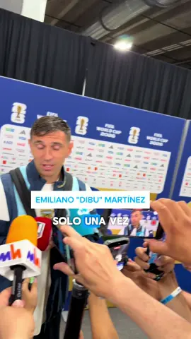 🎙️ ZONA MIXTA CON EL “DIBU” MARTÍNEZ 🇦🇷🧤 Tras el encuentro, conversamos con Emiliano Martínez sobre su rol actual en la Selección. El arquero campeón del mundo destacó la importancia del juego aéreo y cómo la solidez defensiva y el poderío ofensivo del equipo le facilitan el trabajo en el arco. ¡Un líder que siempre piensa en el colectivo! 🦅⚽ ¿Es Emiliano Martínez el arquero más influyente en la historia de la Albiceleste? 👇 ¡Los leemos en los comentarios! #argentina #dibu