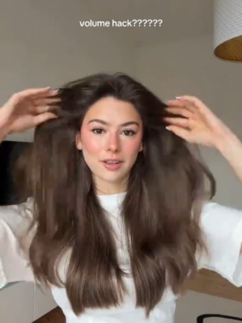 Tired of flat hair that falls flat by noon? This clip fixes it#HairTok#HairHack #BeautyHacks #BeautyTool#Hairstyle #RootLift #RootVolume#ThinHair#finehair #OilyRoots#MorningRoutine #Blowout#fyp #tiktokshop