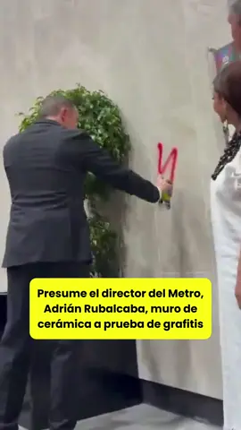 Presume el director del Metro, Adrián Rubalcaba, muro de cerámica a prueba de grafitis. Es parte de las obras de la línea 2. #metro #mejoras #clarabrugada #instalaciones #linea2 