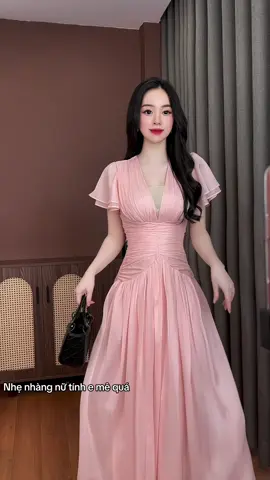 Đơn giản mà thướt tha , bên dưới dúm bồng nhiều che bụng dưới , phần treo thắt eo như đai latex tạo hốc hốc dẹp lắm ak