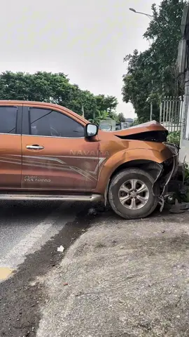 🚨 [NÓNG] TAI NẠN TRÊN QL 2C - BỒ LÝ, VĨNH PHÚC! Chiều nay, một vụ tai nạn hú vía đã xảy ra trên Quốc lộ 2C thuộc xã Bồ Lý, Tam Đảo. Chiếc bán tải Nissan Navara bất ngờ mất lái, lao thẳng vào nhà dân bên đường. 💥 Hiện trường: Phần đầu xe bán tải nát bét, biến dạng hoàn toàn. Cú tông cực mạnh đánh sập cả mảng tường bê tông lớn và hàng rào sắt trước cửa nhà dân. Rất may mắn, túi khí đã bung và tài xế cùng người dân xung quanh đều bình an vô sự. Được biết khúc cua này rất hay xảy ra va chạm! ⚠️ Đoạn đường này xe lớn qua lại rất đông, lại ngay khúc cua gắt. Thời tiết nắng nóng dễ mất tập trung, anh em tài xế nhớ nhẹ chân ga, giữ vững tay lái nhé! #tainangiaothong #vinhphuc #quoclo2c #tamdao #giao_thông_vĩnh_phúc