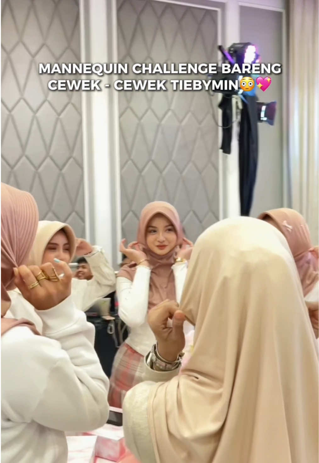 Sampe ada yang gaya akrobat dong😭 In Frame: Fiona Bergo  Check out di @tiebymin official 