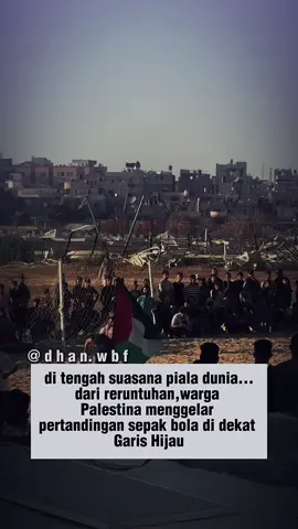 Dalam suasana seperti Piala Dunia, warga Palestina menggelar pertandingan sepak bola di dekat Garis Hijau dan di tengah reruntuhan rumah mereka. Mereka bermain sepak bola dengan sumber daya minimal setelah isrl menghncurkn  sebagian besar lapangan olahraga dan stadion. Terlepas dari kenyataan sulit yang dialami warga Palestina di Jalur Gaza, mereka terus menciptakan harapan di tengah penderitaan. #free #palestine #trendtiktok 
