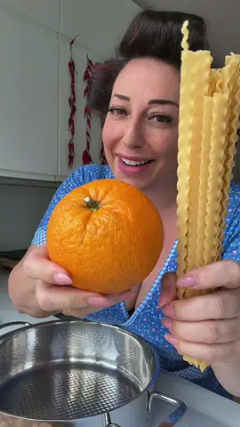Tag 1 von 7–One Pot Pasta mit Orange & Garnelen 🍊🍤 Zutaten (ca. 2–3 Portionen) * 250 g Pasta * 200 g Garnelen * 1 EL Butter * Abrieb von ½ Orange * Einige Blätter Basilikum * 200 ml Sahne * 2–3 EL Orangensaft * Optional: 1 Schuss Orangenlikör * Ca. 800 ml – 1 Liter Wasser * Salz nach Geschmack Zubereitung 1. Die Garnelen in einer Pfanne kurz anbraten und anschließend wieder herausnehmen. 2. In derselben Pfanne die Butter schmelzen lassen. Orangenschale und Basilikum kurz anschwitzen. 3. Mit etwas Wasser aufgießen, salzen und etwa 5 Minuten köcheln lassen. 4. Die Pasta direkt in die Pfanne geben und nach und nach Wasser hinzufügen. 5. Während des Kochens den Orangensaft und optional den Orangenlikör dazugeben. 6. Immer wieder etwas Wasser nachgießen und rühren, bis die Pasta fast al dente ist. 7. Die Sahne hinzufügen und die Pasta fertig garen. 8. Die Garnelen wieder dazugeben und kurz mit erwärmen. Zum Servieren Mit feinen Orangen-Julienne garnieren und genießen. 🍊✨ 💡 Tipp: Die 800 ml bis 1 Liter Wasser sind nur ein Richtwert. Gebt das Wasser nach und nach dazu und achtet darauf, dass die Pasta schön cremig bleibt. Ziel ist eine samtige Sauce – nicht zu trocken und nicht zu flüssig. Je nach Pasta-Sorte kann etwas mehr oder weniger Wasser nötig sein. Die Mengenangaben sind nur Richtwerte – macht es gerne so, wie es euch am besten schmeckt. E chi ti mangi! ❤️#cookwithkatichange #pasta #onepotmeals #EasyRecipes #orange 