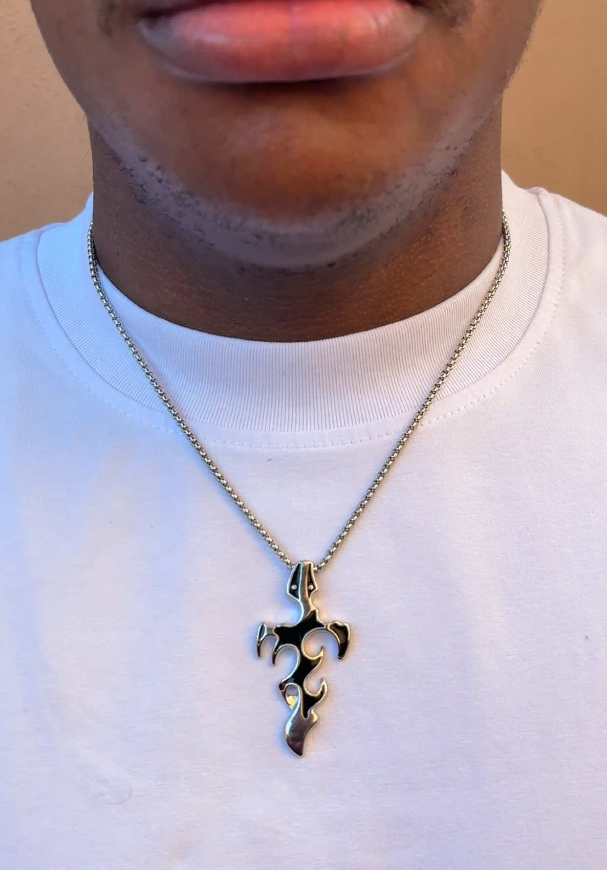 Your fit is incomplete without the right Necklace! 🤏🏽✨ • #byvoma #jewelrybrandinlagos #menjewelry #mennecklaces #necklaceforhim  