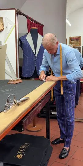 💙 #bespoke #tailor #asmr #italianstyle #handmade 