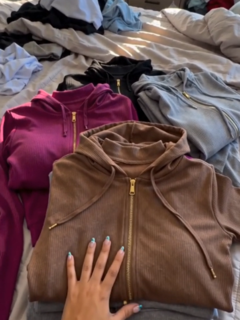 Conjunto 3 piezas en tela rip acanalada de alta calidad, suave y con excelente ajuste al cuerpo. Incluye top, sudadera y pantalón, ideal para un look cómodo y moderno. UNITALLA que se adapta perfecto. ¡Perfecto para uso diario o salir con estilo!#tiktokshop #mx #Viral #publicidad #ventaquincenal #mexico #karentorres #popular #Amor #publicidadverificada #baile #tiktok #SACELADYDiadeMarca #foryoupage #fypシ゚ #fyp #foryou