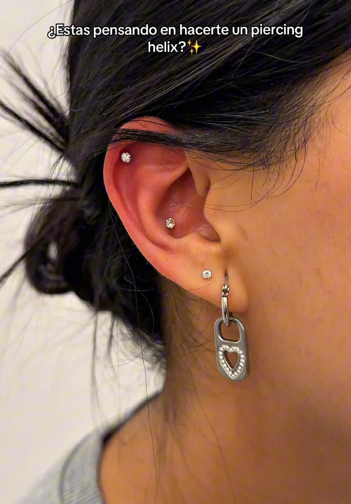✨ Piercing Helix ✨ Si buscás un piercing delicado, versátil y atemporal, el piercing helix es una de las mejores opciones. Ubicado en el cartílago superior de la oreja, aporta un toque sofisticado que combina con cualquier estilo, desde el más minimalista hasta composiciones más audaces. 💎 ¿Por qué elegir un helix? ✔️ Elegante y discreto. ✔️ Ideal para combinar con otros piercings. ✔️ Permite usar diferentes tipos de joyería. ✔️ Nunca pasa de moda. 🩹🫧Guía de cuidados del piercing helix. • Limpiá la zona 2 veces al día con solución fisiológica estéril. • No gires ni manipules la joya. • Evitá dormir sobre el lado perforado. • No uses alcohol, agua oxigenada ni cremas. • Mantené el cabello y los productos capilares alejados de la perforación. • Evitá piscinas, jacuzzis y agua contaminada durante las primeras semanas. ⏳ El tiempo de cicatrización del helix suele variar entre 6 y 12 meses, dependiendo de cada persona y de los cuidados posteriores. ✨ Un piercing bien realizado y bien cuidado no solo cicatriza mejor, sino que luce increíble desde el primer día. WWW.BONKEERSACCESORIOS.COM 🤍🇦🇷🫧✨ #PiercingHelix #HelixPiercing #PiercingOreja         #creatorsearchinsights 