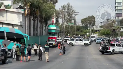 🇮🇷✈️ Tijuana despidió al #TeamMelli rumbo a Seattle. La selección de Irán partió este miércoles hacia su duelo ante Egipto, pero antes recibió una despedida muy especial por parte de artistas y aficionados de Baja California. Camisetas diseñadas a mano, mensajes de apoyo y una enorme lona con la frase “El futuro es el Sur” acompañaron al equipo en sus últimas horas en la frontera. Tras varias semanas de concentración, el Team Melli deja una ciudad que lo adoptó como propio y que espera volver a recibirlo después de su compromiso mundialista. #TeamMelli #egypt #futbol 