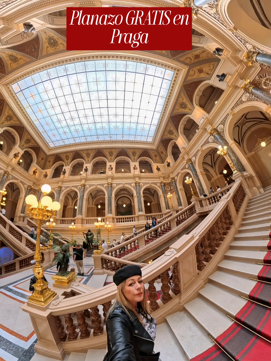 ✨ ¿Sabías que puedes visitar GRATIS uno de los edificios más impresionantes de Praga? Con más de 200 años de historia y un espectacular estilo neorrenacentista, el Museo Nacional de Praga es uno de esos lugares que te dejan sin palabras desde el primer momento. 😍 Su impresionante vestíbulo, la majestuosa escalera principal, el Panteón y la espectacular cúpula, a la que puedes subir para disfrutar de unas vistas panorámicas de la ciudad, convierten la visita en una experiencia imprescindible. Ubicado al final de la emblemática Plaza de Wenceslao, este edificio es uno de los grandes símbolos de la capital checa. Aunque la entrada general cuesta 360 CZK (unos 14,90 €), puedes visitarlo gratis el segundo domingo de cada mes. 🙌 ¿Lo conocías? 👇 📍 Museo Nacional de Praga  📍 Plaza de Wenceslao #Praga #Prague #CzechRepublic #planesgratisenPraga  #destinochequia