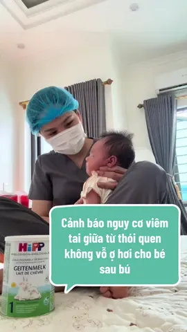 Cảnh báo nguy cơ viêm tai giữa từ thói quen không vỗ ợ hơi cho bé sau bú Sau khi bú, bé có thể nuốt phải một lượng không khí vào dạ dày. Nếu không được vỗ ợ hơi đúng cách, bé dễ bị đầy hơi, trào ngược sữa. Sữa hoặc dịch trào ngược lên vùng mũi họng có thể làm tăng nguy cơ viêm nhiễm, trong đó có viêm tai giữa. 👶 Ba mẹ nên: * Vỗ ợ hơi cho bé sau mỗi cữ bú. * Cho bé bú đúng tư thế, đầu cao hơn bụng. * Hạn chế đặt bé nằm ngay sau khi bú. * Theo dõi các dấu hiệu như quấy khóc, kéo tai, sốt hoặc ngủ không yên. Một vài phút vỗ ợ hơi sau bữa bú có thể giúp bé dễ chịu hơn và giảm nguy cơ gặp các vấn đề liên quan đến trào ngược. Bà mẹ tham khảo nha #tiktok #xuhuongtiktok #nuoicondungcach #embedethuong #virall 