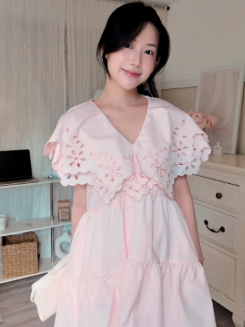 Không quá rực rỡ, không quá điệu đà. Chỉ là một gam hồng đủ dịu để làm sáng gương mặt, kết hợp cùng phần cổ thêu tinh xảo giúp chiếc váy mang vẻ đẹp rất riêng. Thanh lịch, mềm mại và luôn nổi bật theo cách nhẹ nhàng nhất. #randomlistvn #localbrand #randomlist