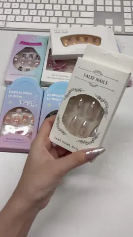 A versatile yet elegant design, each set contains 24 nails. #wearingnails #pressonnails #nailsets #fakenails #prettygirl 