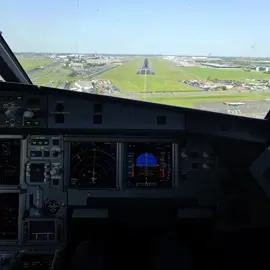 going through the runway 😀❤️ #boeing737 #airlinepilot #fly 