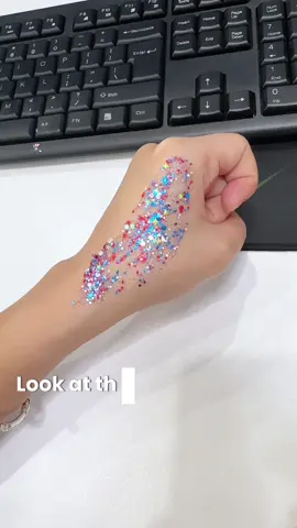 I just wanted to have a try, but it turned out to be flashed.#tiktokshopdealsforyoudays #summerwins #glitterstick#bodyglitter