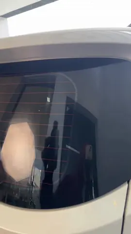 Einfach etwas Holzpolitur auf die Autoscheibe gießen und in Sekundenschnelle sehen, was passiert