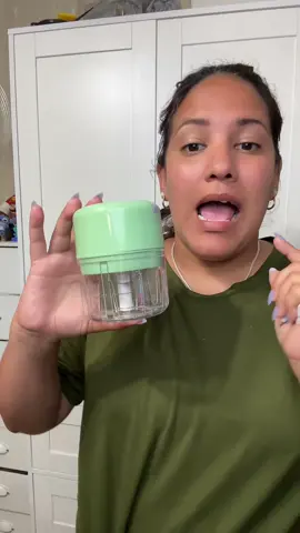 El fin de picar ajo y verduras a mano! 🧄✨ Este mini picador eléctrico portátil te ahorra tiempo en la cocina. Es compacto, recargable y súper fácil de lavar. Perfecto para preparar tus aliños, papillas o picar vegetales en segundos. 👩‍🍳 ¡Consigue el tuyo en el carrito naranja! 👇#dealsforyoudays ⁠#minipicador #procesadordealimentos #articulosdecocina #hackscocina  